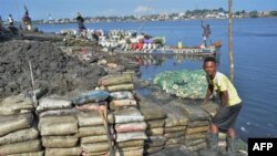 Ce remblayage est la seule solution que des résidents démunis ont trouvé à la surpopulation de la capitale Freetown.