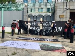 Masyarakat Dairi, Sumatera Utara melakukan aksi teatrikal bagaimana kelak aktivitas pertambangan dari PT DPM akan menghancurkan pertanian, sumber mata pencaharian warga selama ini (VOA/Ghita Intan).