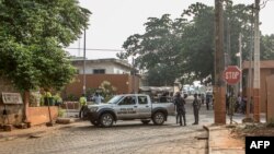 Des policiers montent la garde devant la Cour de répression des infractions économiques et du terrorisme (CRIET), à Porto-novo.