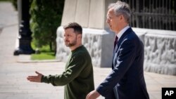 Украинскиот претседател Володимир Зеленски и генералниот секретар на НАТО пред нивната прес-конференција во Киев, 29 април 2024 година