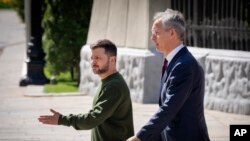 Presiden Ukraina Volodymyr Zelenskyy (kiri) menyambut kedatangan Sekretaris Jenderal NATO Jens Stoltenberg dalam kunjungannya ke Kyiv, pada 29 April 2024. (Foto: AP/Efrem Lukatsky)