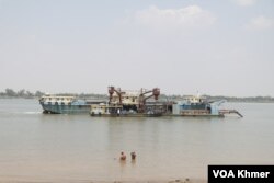 សាឡង់បើកតាមដងទន្លេមេគង្គ កន្លែងដែលព្រែកជីកហ្វូណនត្រូវសាងសង់ កាលពីថ្ងៃទី១៨ ខែមីនា ឆ្នាំ២០២៤។ (ស៊ុន ណារិន/វីអូអេ)