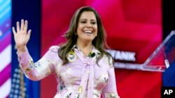 Ligjvënësja Elise Stefanik përshëndet mbështetësit në një konferencë në Merilend (23 shkurt 2024)