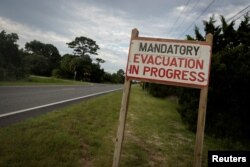 FILE: Tanda wajib evakuasi menjelang datangnya Badai Idalia, di Cedar Key, Florida, AS, 29 Agustus 2023. (REUTERS/Marco Bello)