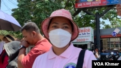 ​អ្នកស្រី ឃ្លាំង សុបិន្ត​ ជា​សមាជិក​ថ្នាក់ដឹកនាំ​សហជីពនៅក្រុមហ៊ុន​ណាហ្គា​វើលដ៍ ​ផ្តល់​បទ​សម្ភាសន៍​ដល់អ្នកសារព័ត៌មាន​ នៅខាងមុខ​សាលា​ដំបូង​រាជ​ធានី​ភ្នំពេញ កាលពី​ថ្ងៃទី​១៤ ខែ​មីនា ឆ្នាំ​២០២៣។ (លាស់ លីបលីប/វីអូអេ)