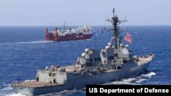 홍해에서 작전 중인 알레이버크급 유도미사일 구축함 USS Truxtun(DDG 103).