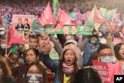 Para pendukung William Lai, kandidat presiden dari Partai Demokratik Progresif meneriakkan slogan-slogan dukungan dalam kampanye di New Taipei City, Taiwan, 6 Januari 2024. (Foto: Chiang Ying-ying/AP Photo)