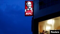 Seorang pelanggan makan di restoran cepat saji KFC di Dengkil, luar Kuala Lumpur, 3 November 2012. (Foto: reuters)