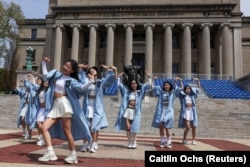 Anggota klub mahasiswa Plus 86 Dance Crew berlatih tarian K-pop sebagai persiapan wisuda di Columbia University, di mana beberapa mahasiswa terus melakukan aksi pro-Palestina di New York City, AS, 26 April , 2024. (Foto: REUTERS/Caitlin Ochs)