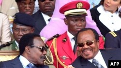 Rais wa Gabon Omar Bongo Ondimba (kushoto) akizungumza na Paul Biya (kulia) huku Jenerali Brice Oligui Nguema akiwa katikati huko Libreville, Agosti 17, 2007. Picha na WILS YANICK MANIENGUI / AFP. 