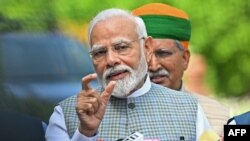 Perdana Menteri India Narendra Modi berbicara kepada awak media ketika tiba di Gedung Parlemen India di New Delhi, pada 18 September 2023. (Foto: AFP/Money Sharma)