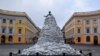 УНЕСКО вели дека трошоците за поправка на руската штета на културните споменици во Украина ќе чинат во просек 680 милиони долари годишно до 2033 година. Фото: Споменик во Одеса заштитен од експлозии со вреќи песок