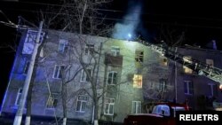 지난 4일 러시아의 드론 공격으로 파손된 우크라이나 하르키우의 건물에서 구조 작업이 진행중이다.