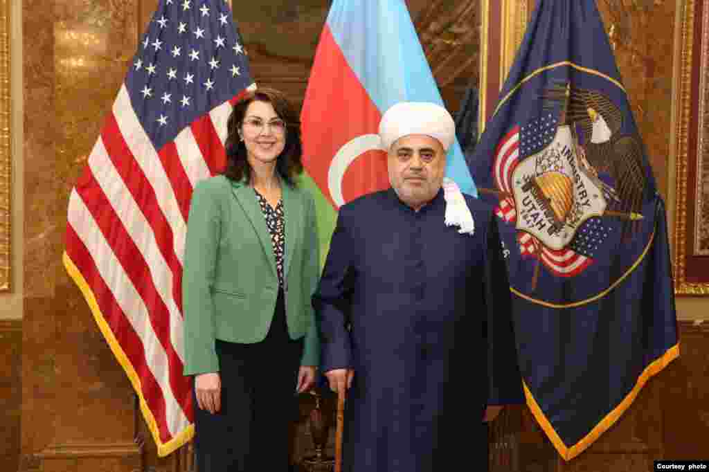 Qafqaz Müsəlmanları İdarəsinin sədri Allahşükür Paşazadə Yuta ştatının vitse-qubernatoru Diedre Hendersonla görüşüb. (Foto- Qafqaz Müsəlmanları Idarəsi tərəfindən təqdim edilib.)