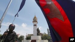 រូបឯកសារ៖ សន្តិសុខម្នាក់យាមល្បាតនៅសួនសាធារណៈដែលជាទីតាំងនៃបូជនីយដ្ឋានកម្ពុជា-វៀតណាម នៅរាជធានីភ្នំពេញ កាលពីថ្ងៃទី ១៦ ខែតុលា ឆ្នាំ ២០១៩។ 