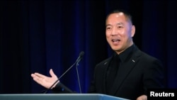 Ho Wan Kwok, juga dikenal sebagai Miles Guo dan Guo Wengui, dalam konferensi pers di New York, 20 November 2018. (Foto: REUTERS/Carlo Allegri)