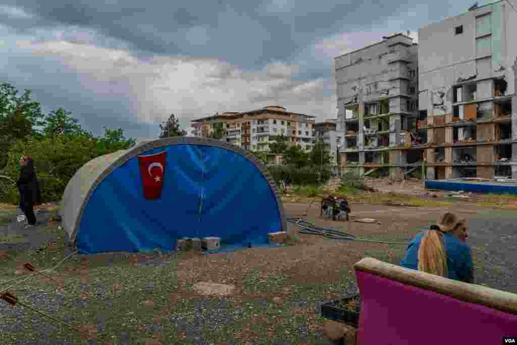Thousands of families are still living in tents or camps in the cities that were affected by the earthquake in February. In Nurdagi, on May 12, 2023. (Yan Boechat/VOA) 