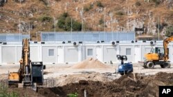 Sejumlah alat berat terlihat berada di lokasi pusat penampungan migran yang tengah dibangun di Gjader,. Albania, pada 25 Juli 2024. Tempat tersebut akan menampung migran yang berusaha menuju Italia. (Foto: AP/Vlasov Sulaj)