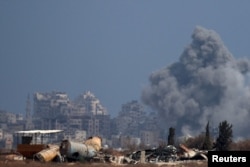 23일 가자지구 내부에서 이스라엘 군의 공습으로 인해 연기가 피어오르고 있다.