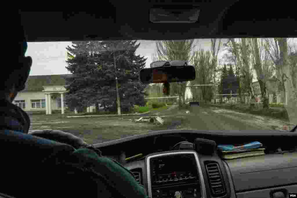 A tank rolls over the main street of Chasiv Yar on its way to Bakhmut, less than 10 kilometers away from this small city in Eastern Ukraine, on April 12, 2023. (Yan Boechat/VOA) 