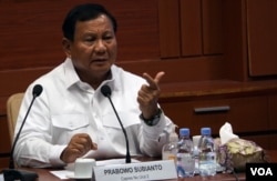 Calon presiden nomor urut 2, Prabowo Subianto saat berbicara di depan anggota Persatuan Wartawan Indonesia (PWI) pada Kamis (4/1) di Jakarta. (VOA/Ghita Intan)