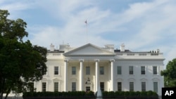 Joe Biden, dans les montagnes de l'Ouest américain avec sa famille, a par ailleurs été tenu informé de la situation, a fait savoir la Maison Blanche.