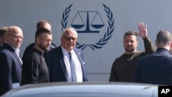 乌克兰总统泽连斯基在访问荷兰期间前往位于海牙的国际刑事法庭。（2023年5月4日）