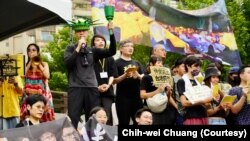 游行人士高唱在香港遭禁的反送中歌曲《愿荣光归香港》，并呼喊反送中口号“光复香港，时代革命”