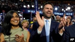 Kandida a la vis prezidans Repibliken, Senate JD Vance (Ohio) ak madanm ni, Usha Chilukuri Vance, pandan premye jounen Konvansyon Nasyonal Repibliken an nan Milwaukee, Wisconsin, 15 Jiye, 2024. 