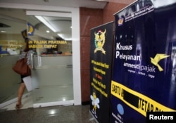 Seorang perempuan memasuki kantor pajak di Jakarta, 23 Februari 2017. (REUTERS/Fatima Elkarim)