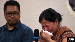 ពលរដ្ឋ​មីយ៉ាន់ម៉ា​ម្នាក់​ស្រែកយំ​ក្នុង​អំឡុងពេល​នៃ​សន្និសីទ​កាសែត​បន្ទាប់​ពី​ដាក់​ពាក្យ​បណ្ដឹង​នៅ​ទីក្រុង​ម៉ានីល កាល​ពី​ថ្ងៃទី ២៥ ខែតុលា ឆ្នាំ២០២៣។ 