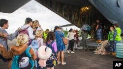 Turis Australia dan negara lainnya menaiki Hercules Angkatan Udara Australia saat mereka bersiap untuk berangkat dari Bandara Magenta di Noumea, Kaledonia Baru, Selasa 21 Mei 2024.