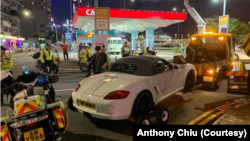 香港警察2023年6月4日在铜锣湾街头拖走了一辆挂有US8964牌照的汽车。（网络照片）