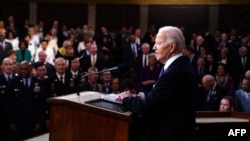 جو بایدن، رییس جمهور ایالات متحده، در جریان سخنرانی سالانۀ "خطاب به ملت"