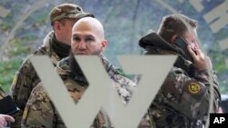 Pintu masuk kantor 'Pusat PMC Wagner' di St. Petersburg, Rusia, pada 4 November 2022. (Foto: AP)