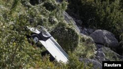 Autobus u provaliji (REUTERS/Stevo Vasiljevic)