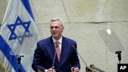 2023年5月1日，美国众议院议长凯文·麦卡锡在耶路撒冷以色列议会的一次会议上向议员发表讲话。（美联社照片）