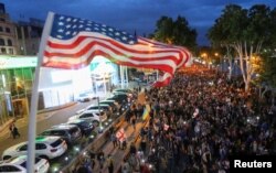 აშშ-ის სახელმწიფო დროშა თბილისში, "რუსული კანონის" მოწინააღმდეგეთა აქციაზე