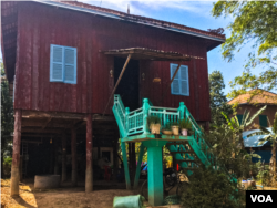 ផ្ទះរបស់កុមារី ប៊ៀន ណារ៉ុង ដែលបានស្លាប់ដោយសារជំងឺផ្តាសាយបក្សី H5N1 នៅភូមិរលាំង ឃុំរម្លេច ស្រុកស៊ីធរកណ្តាល ខេត្តព្រៃវែង។ (ហ៊ុល រស្មី/វីអូអេ)