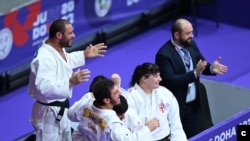 მთავარი მწვრთნელი ლაშა გუჯეჯიანი და შერეული ნაკრები პირველ ისტორიულ ბრინჯაოს მედალს ზეიმობს