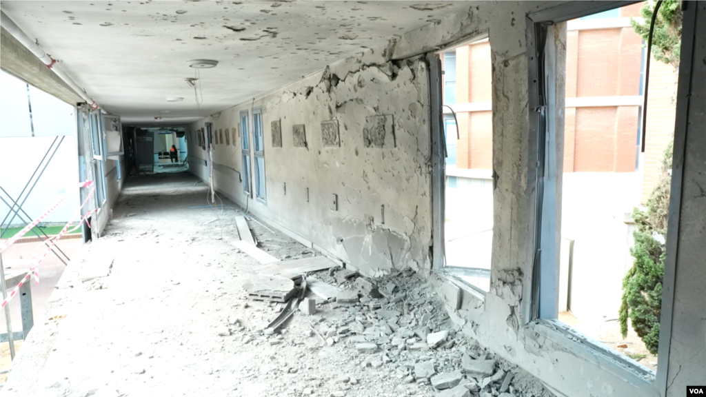 نمایی از راهروی ساختمان بیمارستان اشکلون در جنوب اسرائیل که هدف راکت گروه حماس قرار گرفته است.