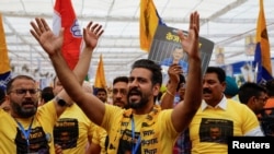 印度普通人党的支持者在首都新德里抗议该党负责人凯杰里瓦尔被政府逮捕。（2024年3月31日）