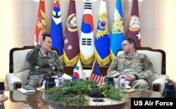브래들리 챈스 솔츠먼 미국 우주군 참모총장(대장)이 7일 한국 합참 본부에서 김명수 합참의장과 만났다. 사진 = 미 공군.