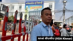 លោក ហេង តារា ផ្តល់បទសម្ភាសន៍ដល់អ្នកសារព័ត៌មានវីអូអេ នៅជិតការិយាល័យបុរីពិភពថ្មី ខណ្ឌកំបូល រាជធានីភ្នំពេញ កាលពីថ្ងៃទី១៥ ខែមីនា ឆ្នាំ២០២៤។ (លាស់ លីបលីប/ វីអូអេ)