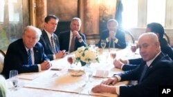 Netanyaxu AQSh sobiq prezidenti va Respublikachilar partiyasidan prezidentlikka nomzod Donald Tramp bilan uning Floridadagi uyida ko'rishmoqda