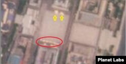 11일자 위성사진. 광장 북쪽에 큰 정사각형 모양의 대형 구조물 2개, 남쪽에 광장 한 면을 모두 채울 만큼 긴 약 100m 길이의 흰색 대형 구조물이 정렬돼 있는 모습이 포착됐다. 사진 = Planet Labs