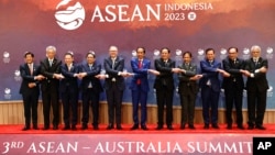 នាយករដ្ឋមន្ត្រីអូស្ត្រាលី លោក Anthony Albanese ចាប់ដៃគ្នាជាមួយនឹងក្រុមមេដឹកនាំប្រទេសជាសមាជិកអាស៊ាន ក្នុងកិច្ចប្រជុំកំពូលអាស៊ាន-អូស្ត្រាលី នៅរដ្ឋធានីហ្សាការតា ប្រទេសឥណ្ឌូណេស៊ី កាលពីថ្ងៃទី ៧ ខែកញ្ញា ឆ្នាំ ២០២៣។ (Willy Kurniawan/Pool Photo via AP)