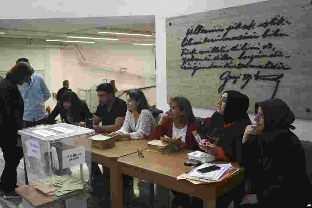 یک شعبه اخذ رای در آنکارا&nbsp;(یکشنبه ۷ خرداد ۱۴۰۲) 