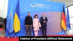 Врвот на Европската Унија и на европските држави, вклучувајќи ја и Северна Македонија, денеска во Берлин ја повторија недвосмислената поддршка за Украина која речиси 2 и пол години успева, со огромна западна помош, да оддолее на руската агресија. 