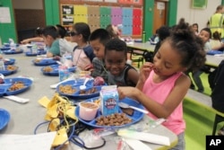 Arhiv - Učenici u kafiteriji u osnovnoj školi u Novom Meksiku. (Foto: AP/Susan Montoya Bryan)